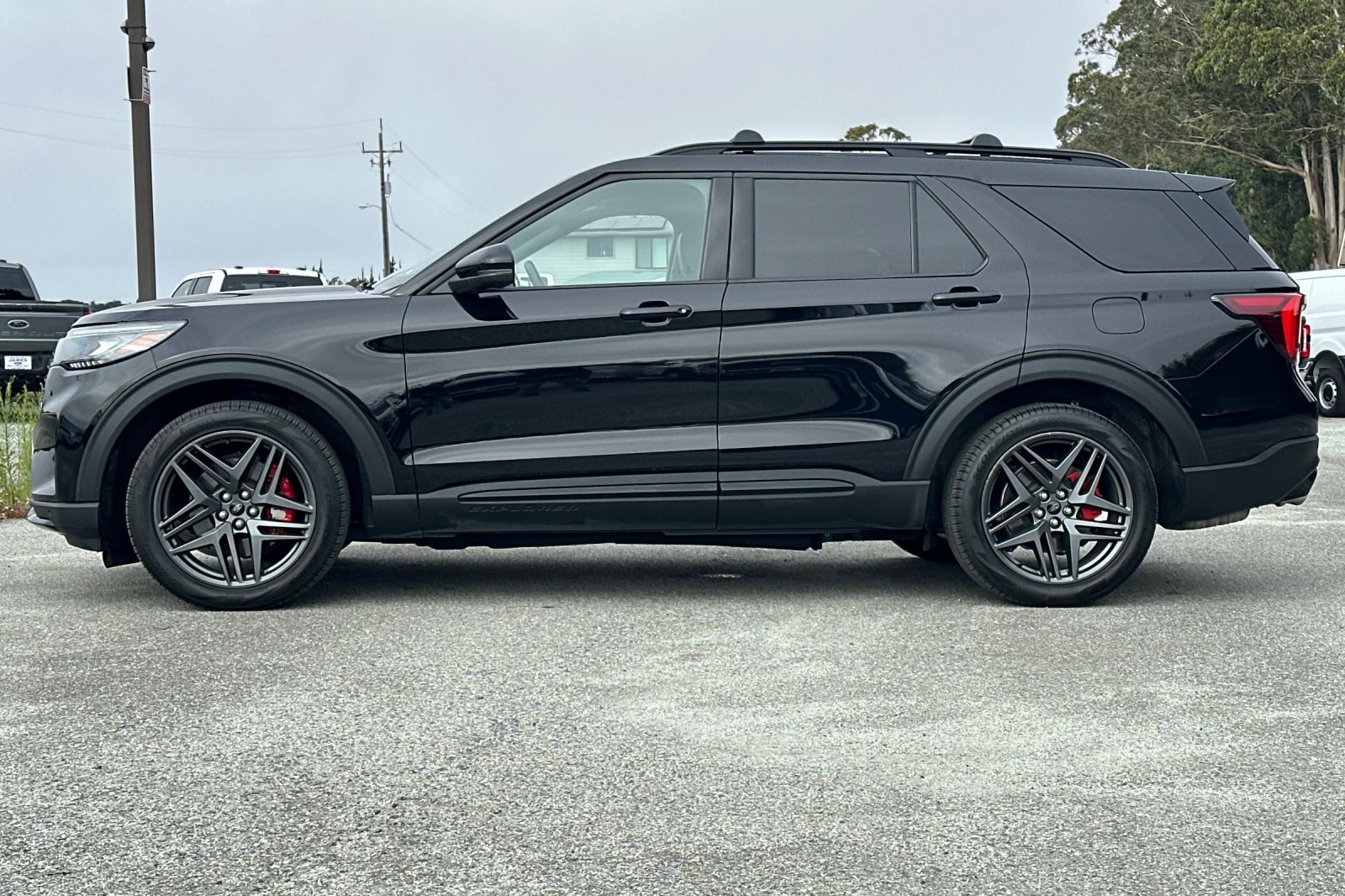 Used 2025 Ford Explorer ST AWD/4WD image 2