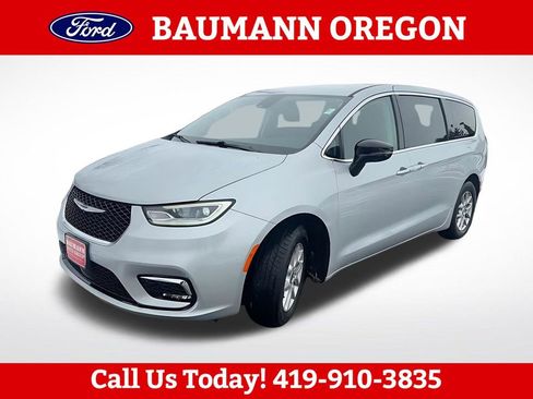 Used 2024 Chrysler Pacifica Touring-L FWD image 13