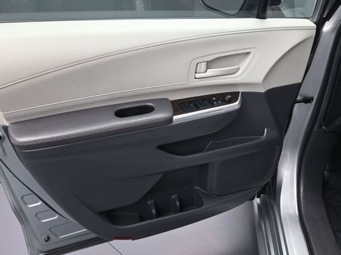 Used 2024 Toyota Sienna LE image 10