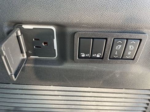 Used 2023 Chevrolet Suburban Z71 w/ Luxury Package image 54