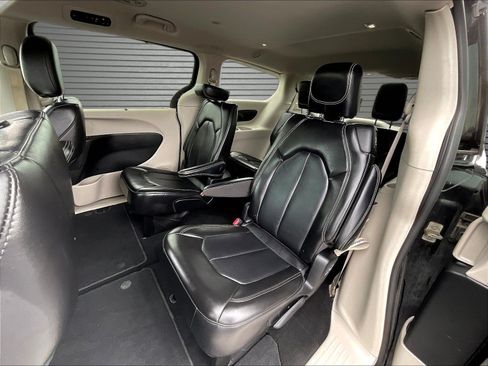 Used 2024 Chrysler Pacifica Touring-L FWD image 19