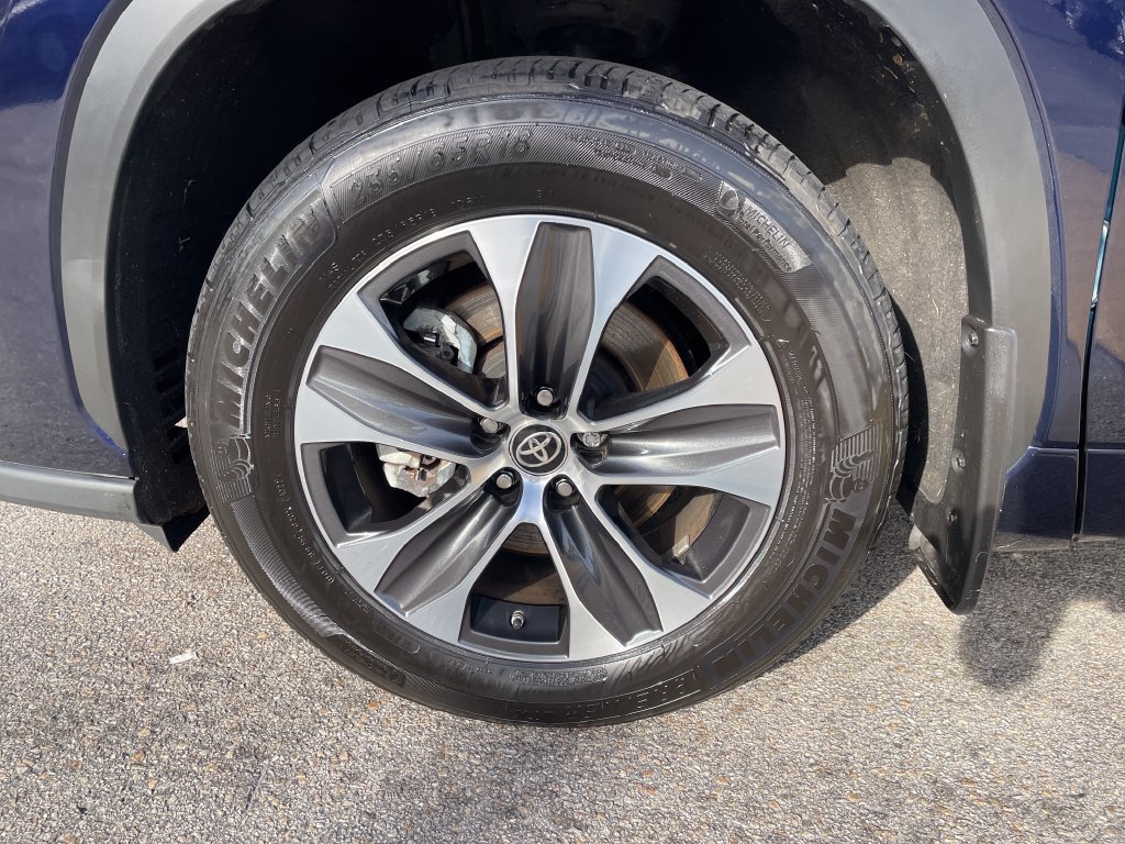 Used 2022 Toyota Highlander XLE AWD/4WD image 9