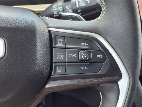 Used 2023 Jeep Grand Cherokee Limited w/ Luxury Tech Group II AWD/4WD image 15