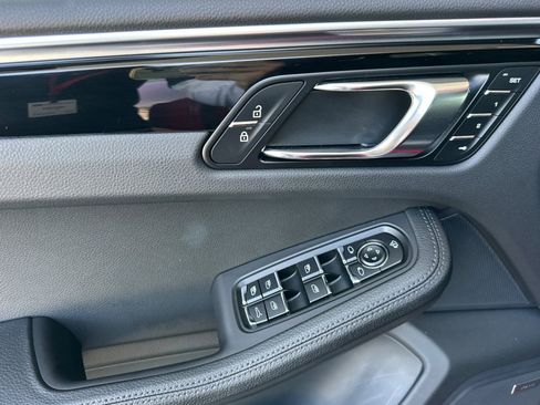 Certified 2024 Porsche Macan AWD/4WD image 12