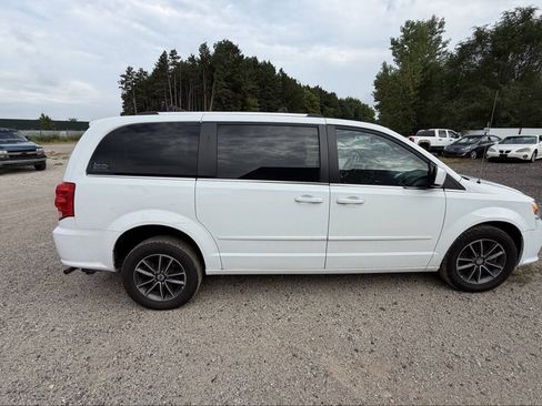 Used 2017 Dodge Grand Caravan SXT FWD image 5