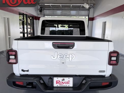 Used 2020 Jeep Gladiator Overland AWD/4WD image 6