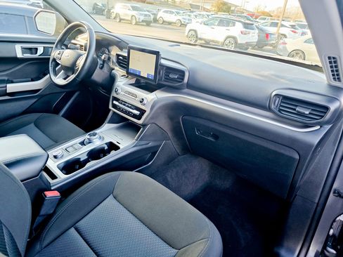 Used 2023 Ford Explorer XLT image 7