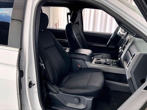 Used 2018 Ford Expedition XLT image 16