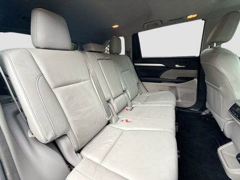 Used 2014 Toyota Highlander XLE image 29
