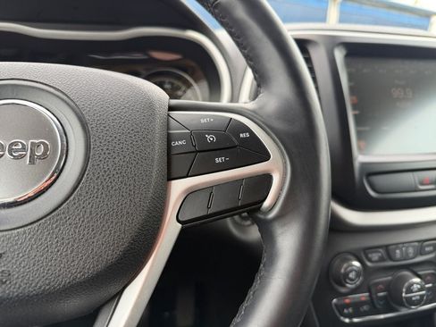 Used 2018 Jeep Cherokee Latitude Plus w/ Comfort/Convenience Group AWD/4WD image 16