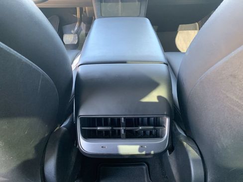 Used 2022 Tesla Model Y Long Range AWD/4WD image 19