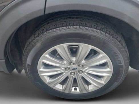Used 2021 Ford Explorer Limited w/ Equipment Group 301A AWD/4WD image 7