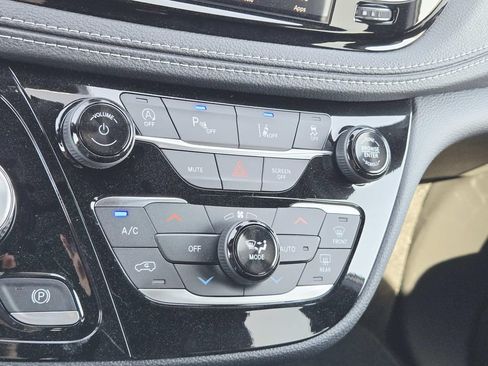 New 2026 Chrysler Pacifica Select FWD image 26