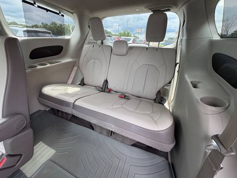 Used 2018 Chrysler Pacifica Touring-L FWD image 32