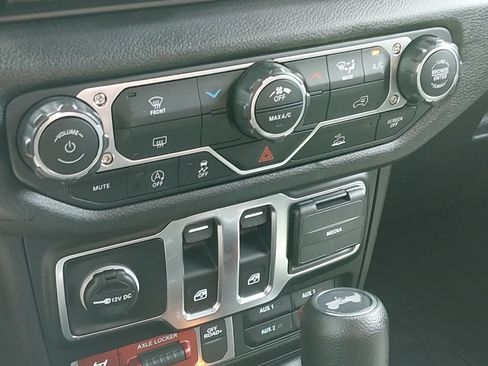 Used 2025 Jeep Wrangler Sport AWD/4WD image 18