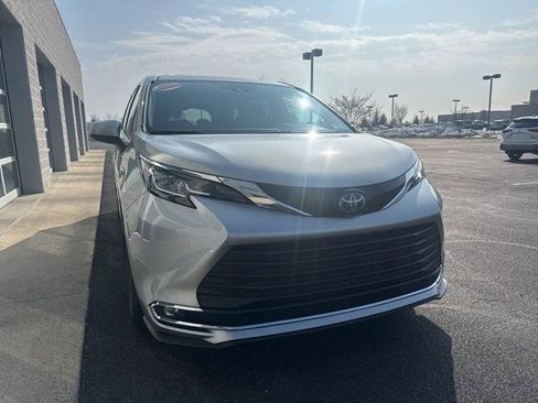 Certified 2023 Toyota Sienna XLE image 3