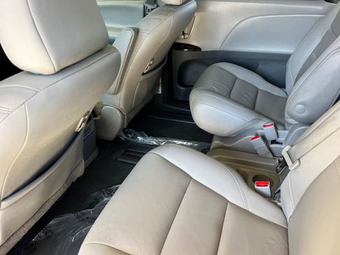 Used 2020 Toyota Sienna XLE Premium image 4