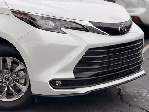 New 2026 Toyota Sienna XLE FWD image 4
