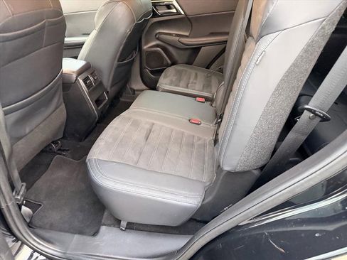 Used 2023 Mitsubishi Outlander SE image 9