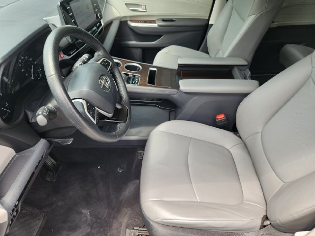 Used 2022 Toyota Sienna XLE FWD image 14