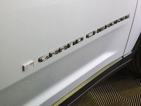 Used 2023 Jeep Grand Cherokee Laredo w/ Luxury Tech Group I AWD/4WD image 30