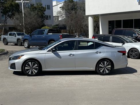Used 2024 Nissan Altima 2.5 SV image 3