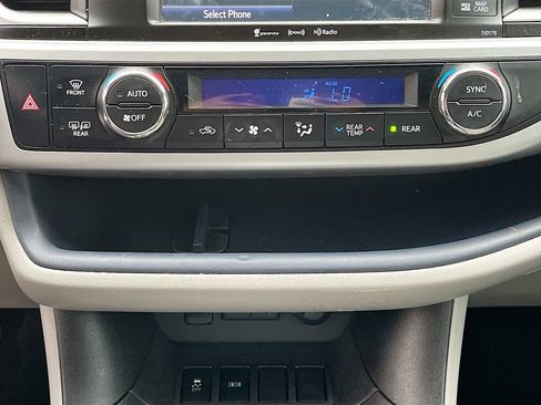 Used 2018 Toyota Highlander XLE image 25