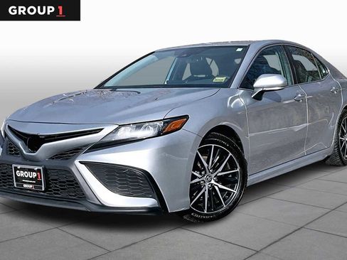 Certified 2022 Toyota Camry SE image 1