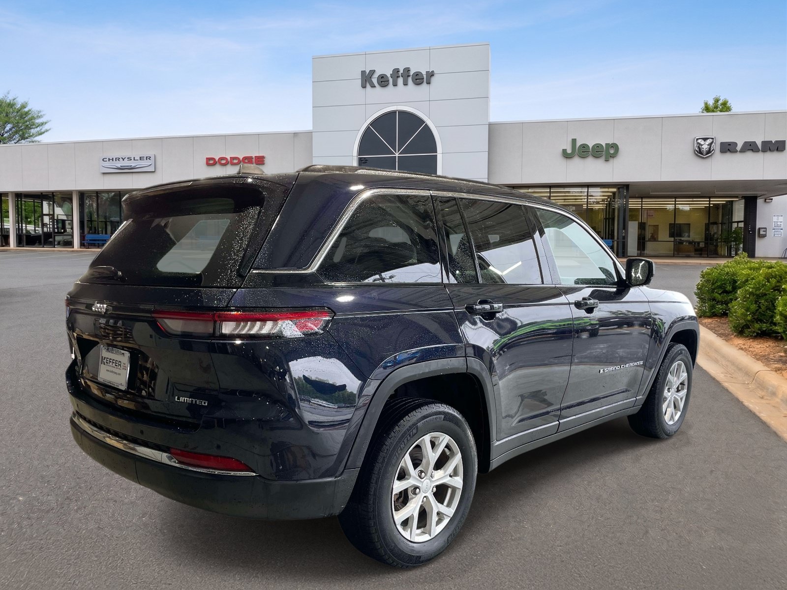 Used 2023 Jeep Grand Cherokee Limited AWD/4WD image 6