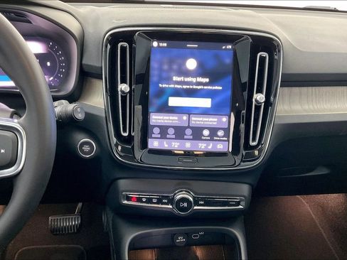 Used 2023 Volvo XC40 B4 Plus image 9