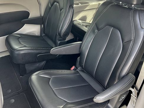 Used 2024 Chrysler Pacifica Touring-L FWD image 7