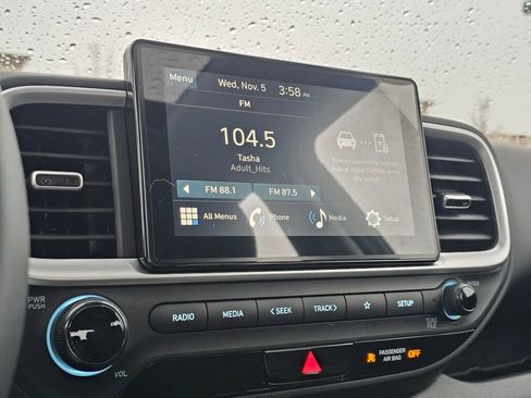 Used 2025 Hyundai Venue SEL image 18