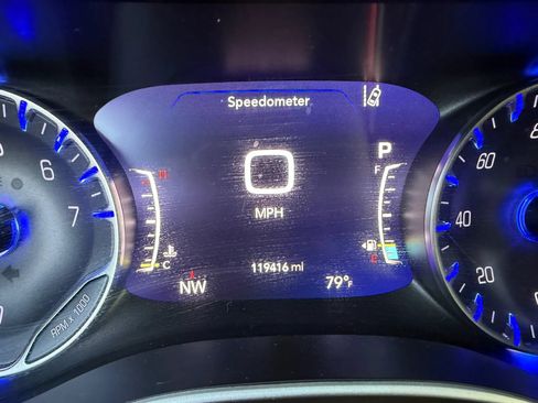 Used 2018 Chrysler Pacifica Touring-L w/ Advanced Safetytec Group FWD image 11