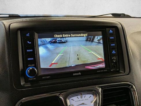 Used 2016 Chrysler Town & Country Touring w/ Driver Convenience Group FWD image 14
