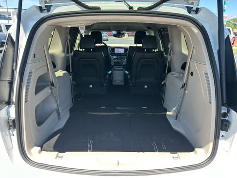 Used 2023 Chrysler Pacifica Touring-L FWD image 7