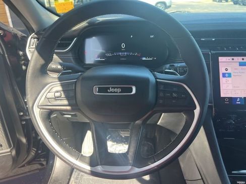 Used 2023 Jeep Grand Cherokee Limited w/ Black Appearance Package AWD/4WD image 10