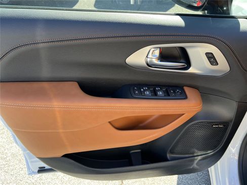 New 2026 Chrysler Pacifica Pinnacle image 12