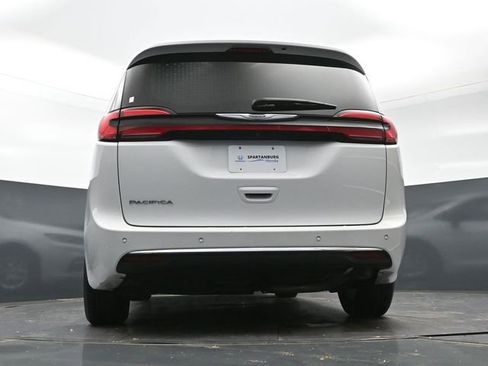 Used 2024 Chrysler Pacifica Touring-L image 39