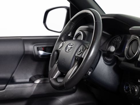 Used 2017 Toyota Tacoma TRD Off-Road w/ Premium & Technology Package AWD/4WD image 23