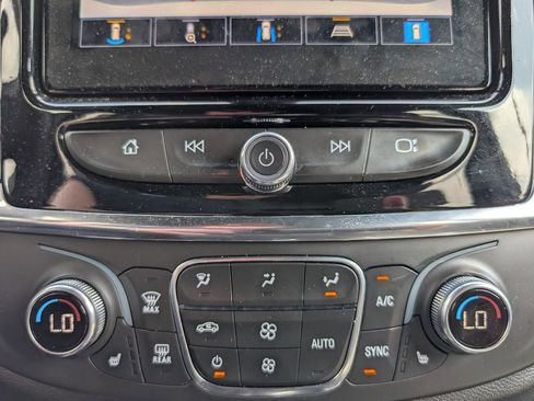 Used 2023 Chevrolet Traverse LT w/ Rear Camera Mirror Package image 18