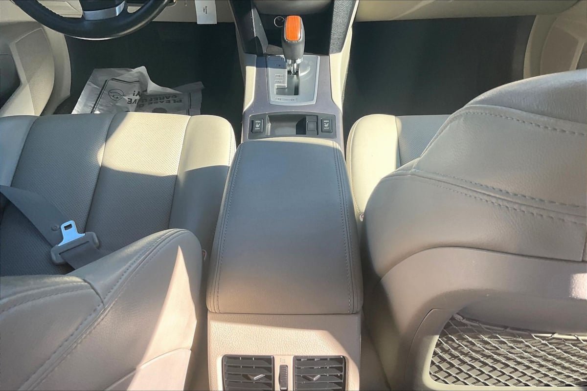 Used 2014 Subaru Outback 2.5i Limited w/ Moonroof Package AWD/4WD image 10