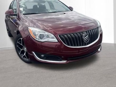 Used 2017 Buick Regal Sport Touring FWD image 2
