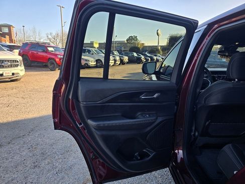 Used 2024 Jeep Grand Cherokee Laredo image 17