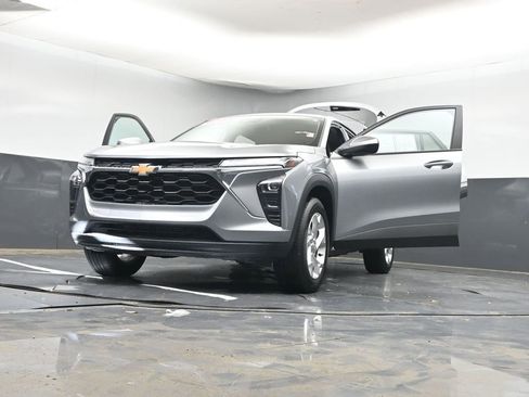 Used 2025 Chevrolet Trax LS w/ LS Convenience Package FWD image 40