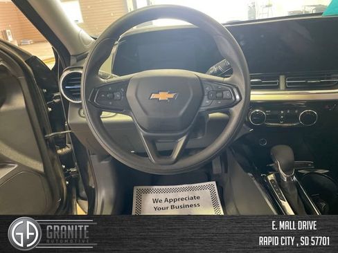 Used 2025 Chevrolet Trax LT FWD image 18