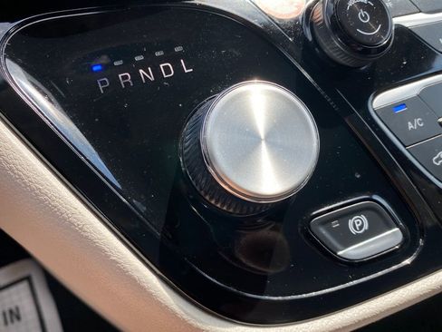 Used 2023 Chrysler Pacifica Touring-L image 12