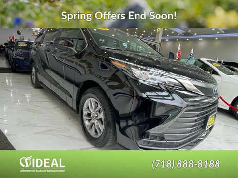 Used 2025 Toyota Sienna LE image 1