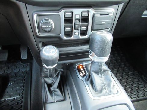 Used 2025 Jeep Wrangler Unlimited Sahara w/ Safety Group AWD/4WD image 26