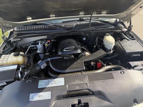 Used 2005 Chevrolet Suburban Z71 w/ Preferred Equipment Group image 21