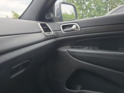 Used 2018 Jeep Grand Cherokee Laredo AWD/4WD image 28